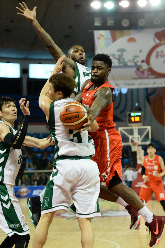 26일 잠실학생체육관에서 열린 서울 SK와 원주 동부의 경기에서 SK 테리코 화이트(오른쪽)가 상대 선수들의 수비를 피해 패스를 시도하고 있다. 사진=KBL 제공